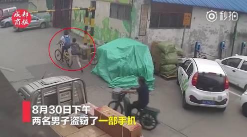 吃瓜群众绊倒嫌犯,现场瞬间成为焦点